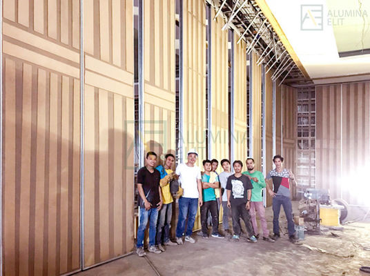 अच्छी कीमत होटलों के लिए 9 मिमी एमडीएफ मैग्नीशियम बोर्ड और गैल्वेनाइज्ड स्क्वायर ट्यूब कील के साथ अनुकूलित डिज़ाइन मूवेबल पार्टीशन वॉल ऑनलाइन