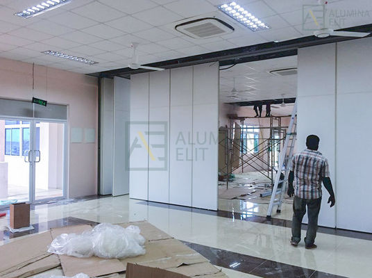 अच्छी कीमत ध्वनिक परिचालन योग्य चल विभाजन दीवार जिसमें 6061-T6 एल्यूमीनियम मिश्र धातु फ्रेम और 4 मीटर तक की ऊंचाई पर 45db तक ध्वनि इन्सुलेशन है ऑनलाइन