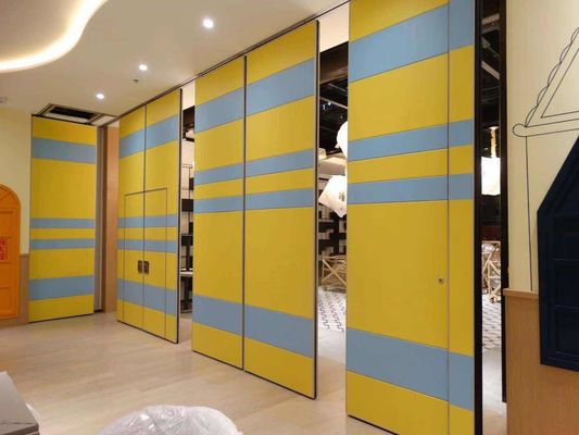 वाणिज्यिक फोल्डिंग स्पेस डिवाइडर संचालित ध्वनिक विभाजन दीवार