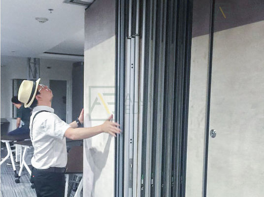 अच्छी कीमत 68 मिमी-105 मिमी मोटाई वाले 304 स्टेनलेस स्टील रोलर्स और 56dB ध्वनि इन्सुलेशन के साथ वाणिज्यिक जंगम दीवारें ऑनलाइन