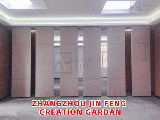 अच्छी कीमत सम्मेलन हॉल के लिए 18 मीटर तक की ऊंचाई और Q235 स्टील फ्रेम के साथ लकड़ी की चल ध्वनिक विभाजन दीवार ऑनलाइन