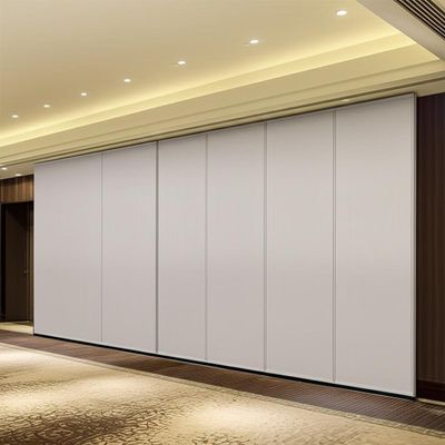 अच्छी कीमत Banquet Hall Acoustic Partition Wall with Magnetic Seal Concealed Panel Edge Profiles and Powered Operation Option ऑनलाइन